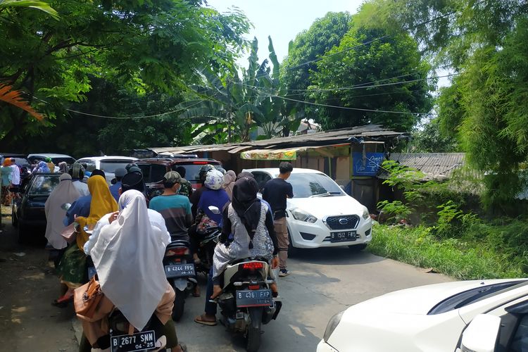 Kemacetan panjang terjadi di Jalan Raya Jatimulya hingga Jalan Kampung Jati 2 di Tambun Selatan, Kabupaten Bekasi, pada Kamis (13/5/2021) siang. Kemacetan terjadi karena tingginya arus peziarah di kuburan Jati Nusa Indah di Jalan Kampung Jati 2.