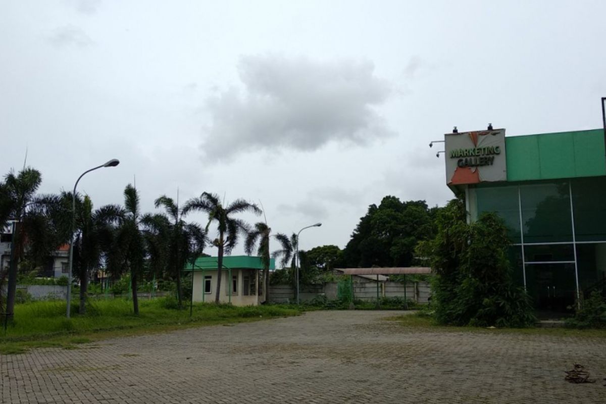 Kondisi lahan yang akan dibangun Apartemen Pondok Kepala Village di Pondok Kelapa, Jakarta Timur. Foto diambil pada Senin (27/11/2017). Rencana pembangunan apartemen tersebut mangkrak sejak 2013.