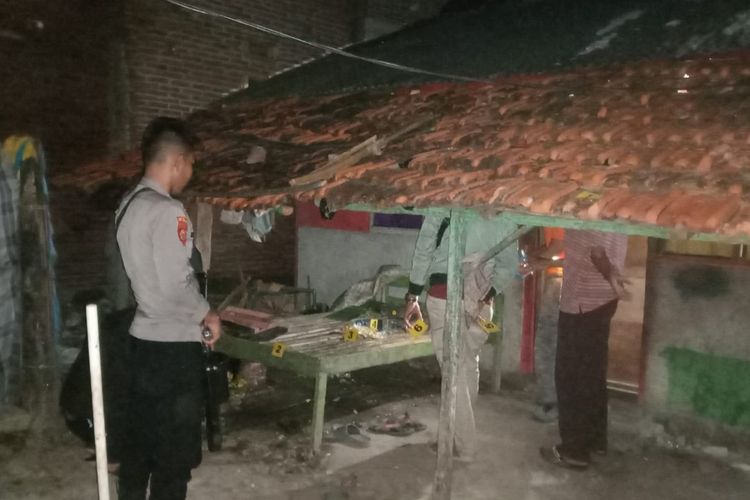 Tim identifikasi Polres Bima Kota saat olah TKP pembacokan di Kelurahan Rabadompu Barat, Kecamatan Raba, Kota Bima, Minggu (12/6/2022). 