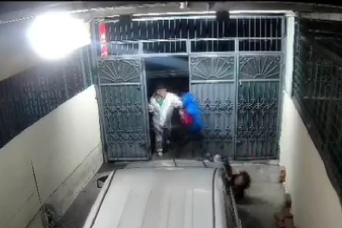 iral di media sosial sebuah video memperlihatkan percobaan perampokan yang dilakukan sejumlah pelaku terhadap seorang wanita bernama Netty (56), di Jalan Mabar, Kecamatan Medan Perjuangan, Kota Medan, Sumatera Utara, Minggu (21/5/2023) pukul 05.24 Wib.