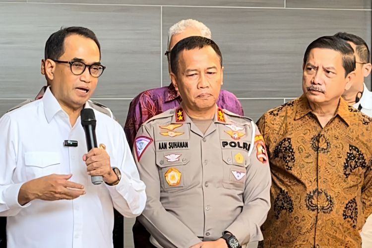 Menteri Perhubungan Budi Karya Sumadi (kiri) bersama Kepala Korps Lalu Lintas (Korlantas) Polri Irjen Aan Suhanan (tengah) saat konferensi pers di Gedung Korlantas Polri, Rabu (15/5/2024).