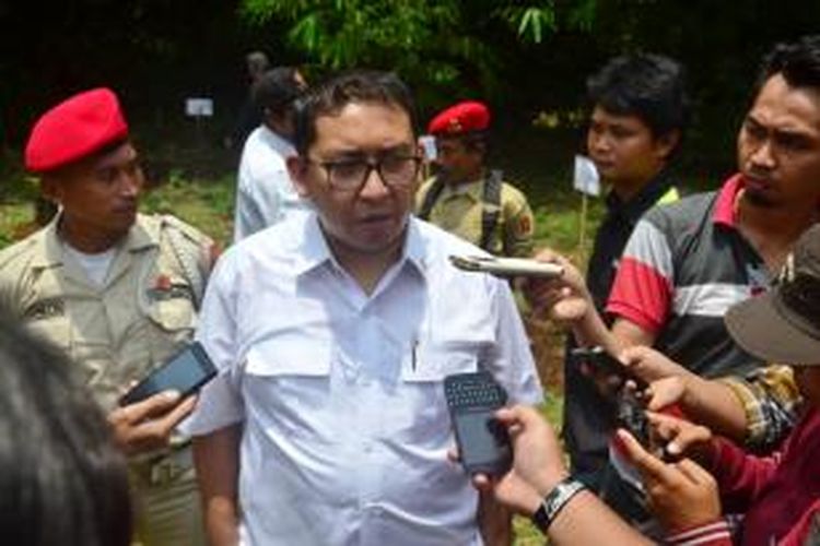 Wakil Ketua DPR RI Fadli Zon saat berkunjung ke Cibinong, Kabupaten Bogor, menghadiri kegiatan penanaman pohon di bantaran sungai ciliwung, Kamis (12/02/2015). K97-14