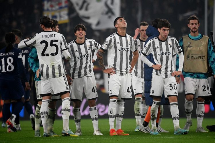 Reaksi para pemain Juventus usai kekalahan dari PSG pada pertandingan Juventus vs PSG di Allianz Stadium, Kamis (3/11/2022) yang berakhir dengan skor 1-2. Terkini, Juventus dihukum pengurangan 15 poin oleh FIGC karena kasus transfer. (Foto oleh FRANCK FIFE / AFP)