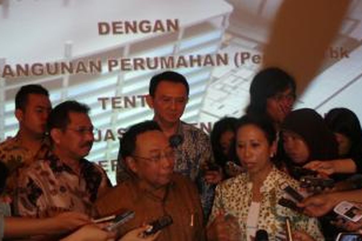 Gubernur DKI Jakarta Basuki Tjahaja Purnama, Direktur Utama PT Jakarta Propertindo (Jakpro) Abdul Hadi, Direktur Utama PT Pembangunan Perumahan (Persero) Bambang Triwibowo, Menteri BUMN Rini Soemarno saat penandatanganan nota kesepahaman kerjasama PT Jakpro dan PT PP (Persero), di Balai Kota, Jumat (4/12/2015).