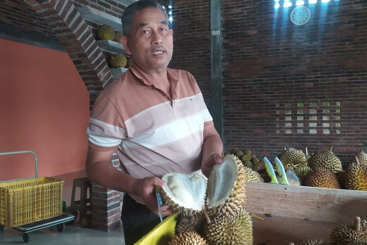 Kholil (57) sedang melayani pembeli durian di Kota Semarang, Jawa Tengah