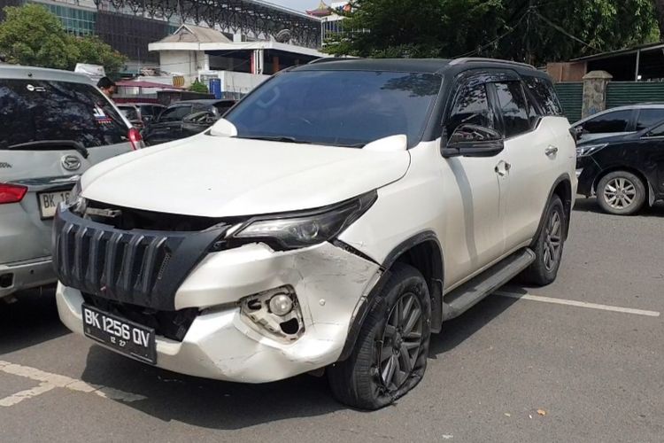 Kondisi mobil yang dikendarai pria diduga polisi saat dikejar driver ojek online di sekitar Lapangan Merdeka, di Jalan Bukit Barisan, Kota Medan. 
