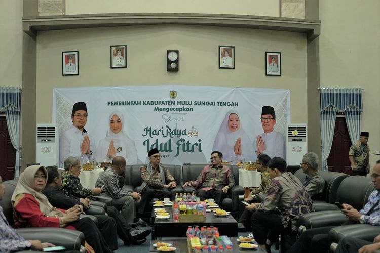 Bupati Hulu Sungai Tengah (HST) saat menyambut kunjungan kerja (kunker) Direktur Jenderal Pendidikan Anak Usia Dini (Dirjen PAUD) Pendidikan Dasar dan Pendidikan Menengah (Dikdas Dikmen) Kementerian Pendidikan, Kebudayaan, Riset, dan Teknologi (Kemendikbud Ristek) Iwan Syahril dan rombongan dalam ramah tamah di Pendopo Kabupaten HST, Minggu (7/5/2023).
