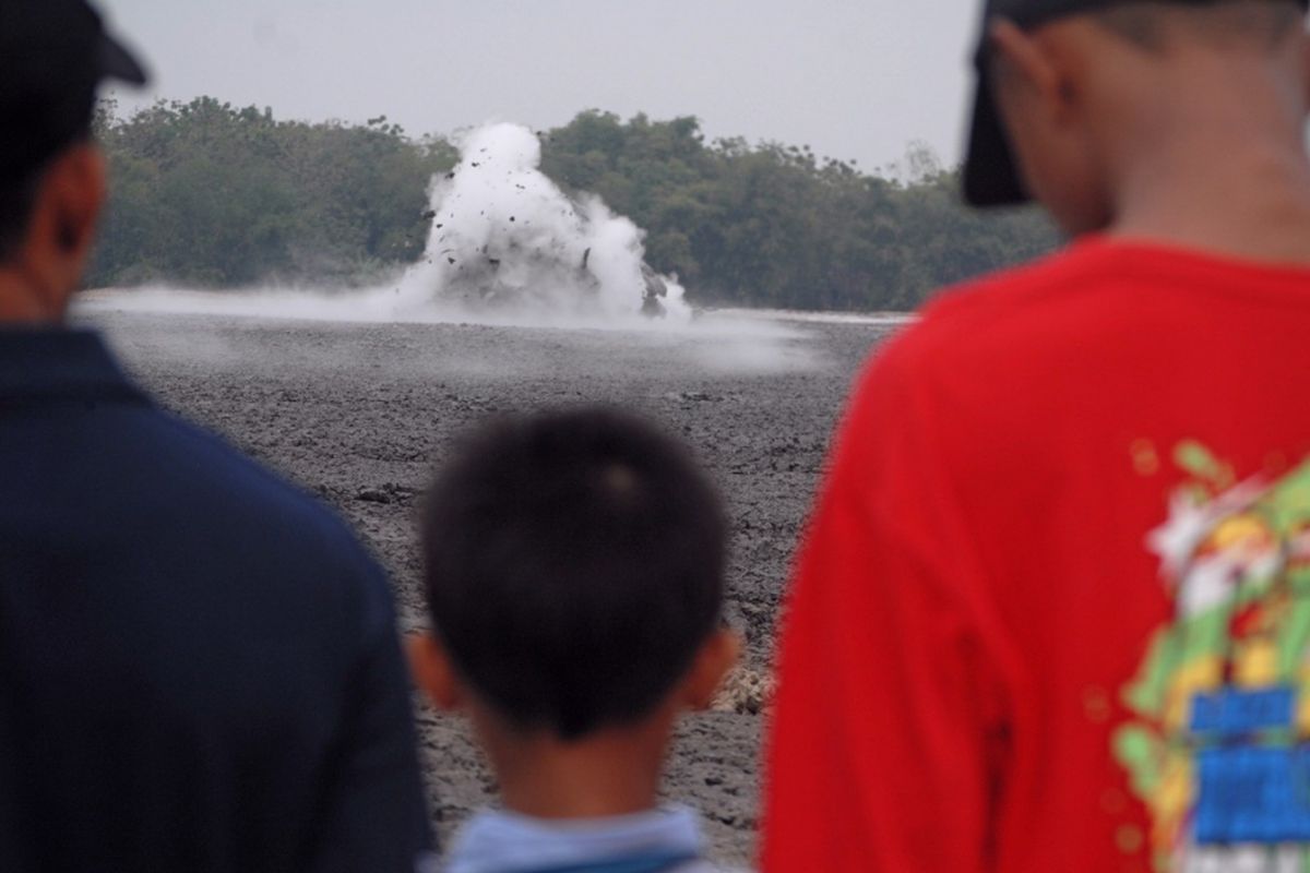 Pengunjung menyaksikan fenomena letupan lumpur di obyek wisata Bledug Kuwu di Desa Kuwu, Kecamatan Kradenan, Kabupaten Grobogan, Jawa Tengah, Jumat (14/7/2017). Secara geologi apa yang terjadi pada Bledug Kuwu adalah suatu proses alam yang disebut fenomena Gunung Api Lumpur (Mud Volcanoes). Sementara mitologi masyarakat setempat menyebut jika fenomena Bledug Kuwu terjadi karena adanya lubang yang menghubungkan tempat itu dengan Laut Selatan. Konon lubang itu adalah jalan pulang Jaka Linglung dari laut selatan menuju kerajaan Medang Kamulan setelah berhasil mengalahkan Prabu Dewata Cengkar. Jaka Linglung yang merupakan putra Ajisaka diutusnya membunuh Prabu Dewata Cengkar yang telah berubah menjadi buaya putih di Laut Selatan. Jaka Linglung berjalan di perut bumi lantaran ia bisa berubah wujud menjadi ular naga.