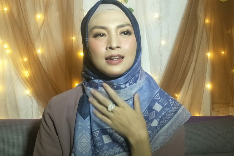 Donita mengenakan hijab produk bisnisnya yang bermotif khas Lampung saat ditemui di kawasan Senayan, Jakarta Pusat, Jumat (17/1/2020)