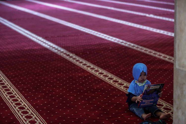 Umat Islam membaca Al Quran di kompleks Masjid Istiqlal, Jakarta Pusat, Senin (11/4/2022). Membaca Al Quran (tadarus) dilakukan umat Islam untuk meningkatkan ibadah selama bulan suci Ramadhan.