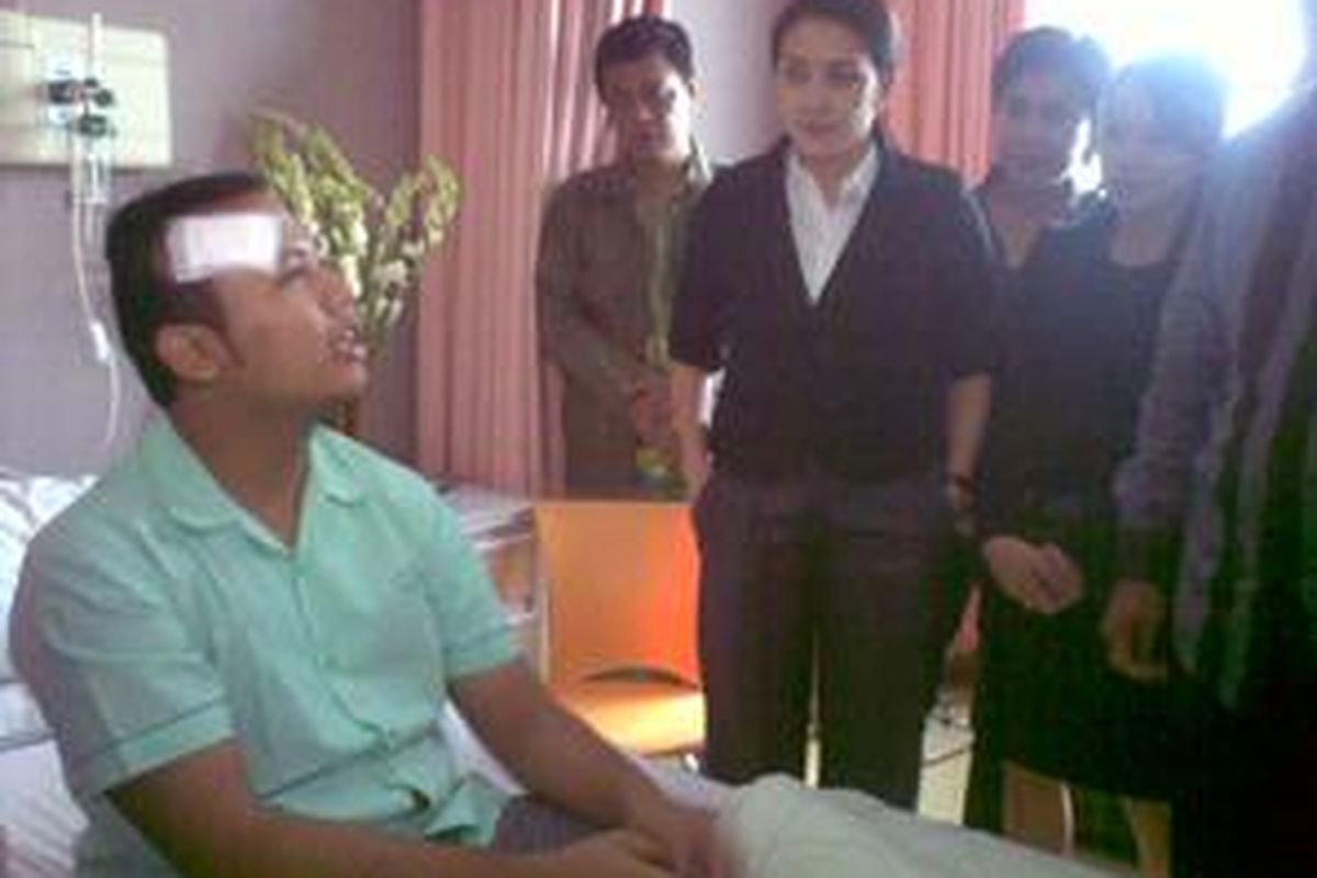 Sejumlah legislator dari Fraksi PDI Perjuangan menjenguk Tama S Langkun di RS Asri, Jakarta Selatan, Senin (12/7/2010).