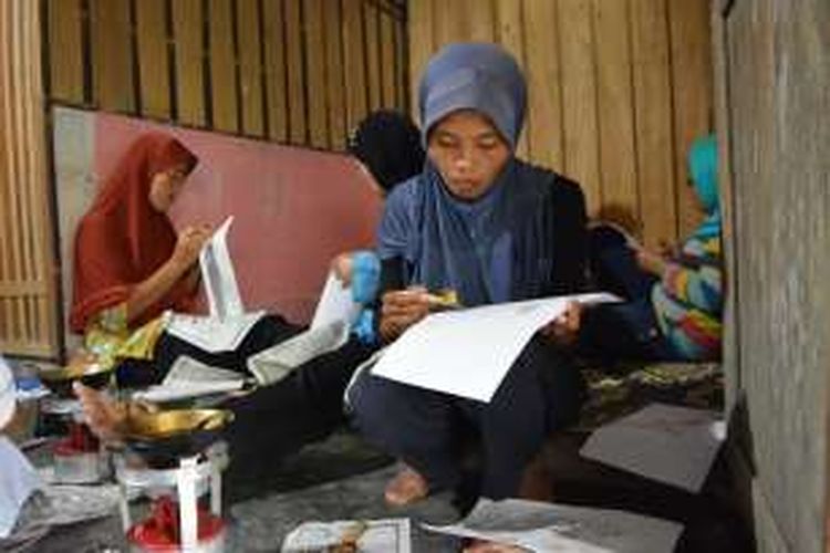 Beberapa ibu-ibu di lereng Merapi, tepatnya di Desa Ketunggeng, Kecamatan Dukun, Kabupaten Magelang, sedang belajar membatik, Jumat (11/3/2016).