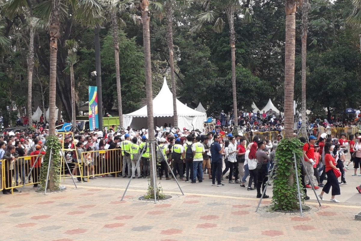 Para penontom upacara penutupan Asian Games 2018 mulai memasuki Stadion Utama Gelora Bung Karno pada Minggu (2/9/2018) sore.