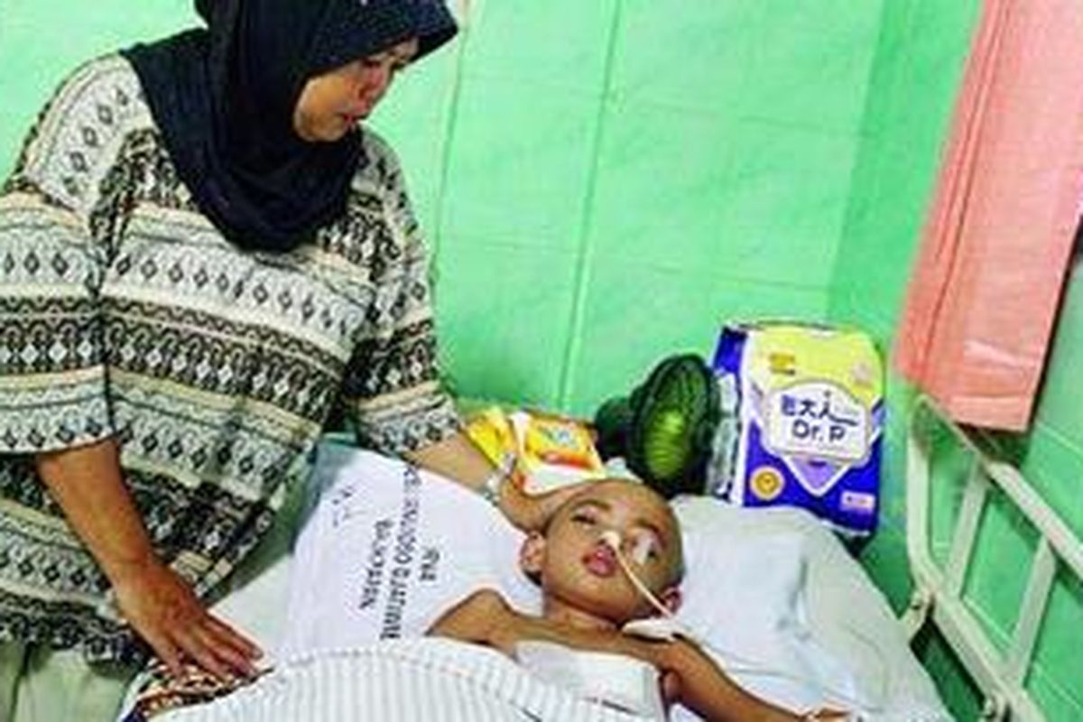 Aura Nur Azizah (5) masih tergolek lemah di Ruang Flamboyan B Rumah Sakit Umum Kanujoso Djatiwibowo, Balikpapan, Kalimantan Timur, Selasa (24/4). Bersama neneknya, Ruth Mursiti (47), gadis kecil ini telah lima kali menjalani operasi akibat tumor otak. Semua biaya perawatan kini ditanggung oleh Jaminan Kesehatan Daerah Kota Balikpapan.