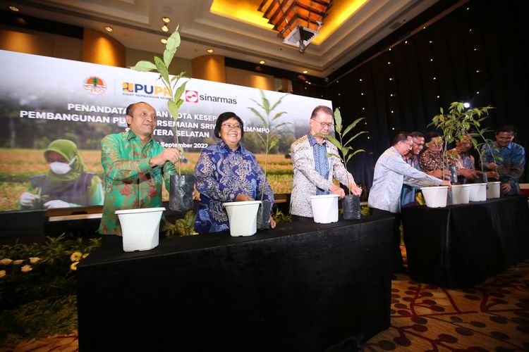Menteri Menteri LHK Siti Nurbaya saat menandatangani nota kesepahaman untuk membangun Persemaian Sriwijaya Kemampo, Kabupaten Banyuasin, Provinsi Sumatera Selatan berkapasitas 10 juta bibit per tahun, Selasa (6/9/2022).