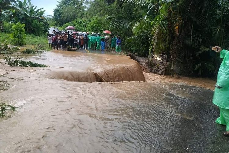 Jalan raya di desa Nuruwe, kecamatan Kairatu Barat, Kabupaten Seram Bagian Barat, Maluku ambles diterjang banjir saat hujan deras mengguyur wilayah tersebut, Jumat sore (7/10/2022)