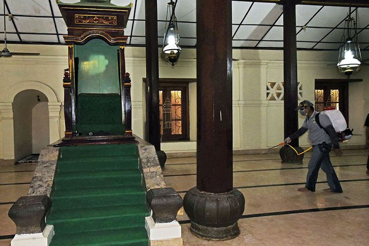 Petugas menyemprotkan cairan disinfektan di Masjid Agung Kesultanan Banten di Kasemen, Serang, Rabu (18/3/2020). Pemda setempat mengerahkan para petugas menyemprotkan cairan disinfektan di tempat-tempat keramaian untuk mencegah penyebaran COVID-19.