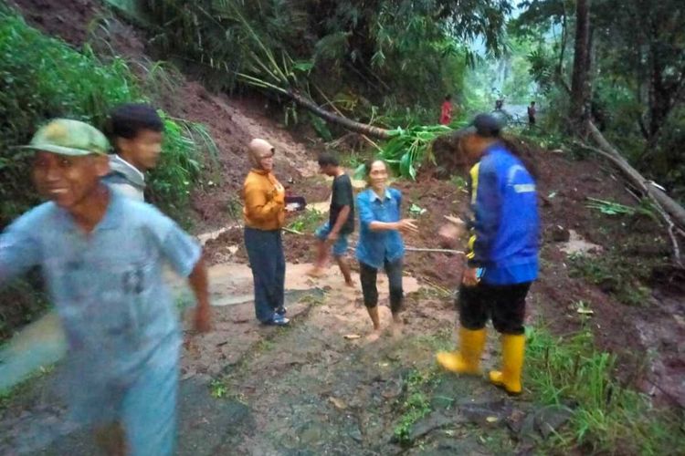 Warga siaga sejak longsor menutup akses jalan Pedukuhan Wonosari, Kalurahan Purwosari, Kapanewon Girimulyo, Kabupaten Kulon Progo, Daerah Istimewa Yogyakarta.