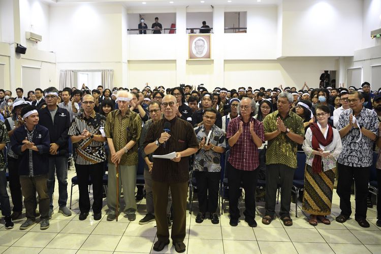 Ketua Sekolah Tinggi Filsafat (STF) Driyarkara Simon Petrus Tjahjadi (tengah) bersama sejumlah civitas academica menyampaikan pernyataan terbuka di Gedung STF Driyarkarya, Jakarta, Senin (5/2/2024). Dalam pernyataan terbukanya tersebut, civitas academica meminta Presiden Joko Widodo menyetop upaya merusak demokrasi bangsa, menghentikan penyalahgunaan sumber daya negara untuk kepentingan pelanggengan kekuasaan yang merupakan bagian dalam menjaga supremasi moral, lebih penting dari sekadar urusan elektoral. 