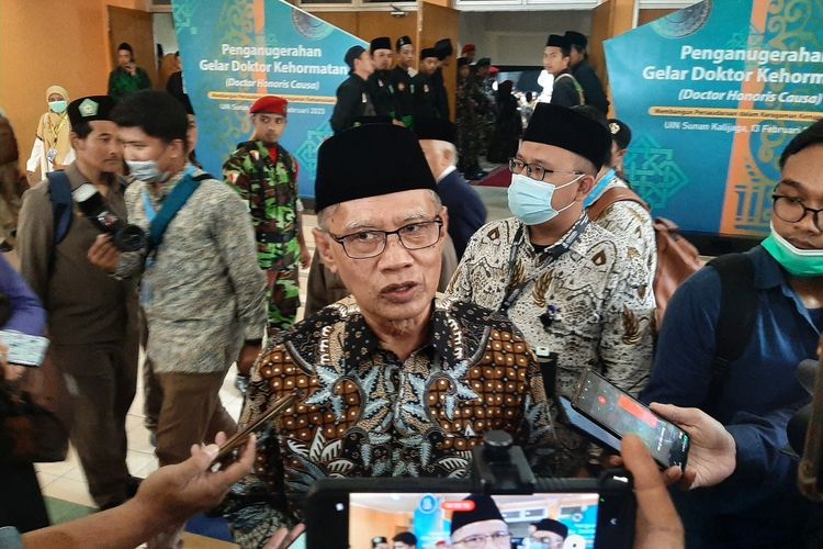 Ketua Umum Pimpinan Pusat (PP) Muhammadiyah Haedar Nashir saat menemui wartawan usai menghadiri acara penganugerahan gelar kehormatan doctor honoris causa dari UIN Sunan Kalijaga Yogyakarta kepada tiga tokoh agama dunia.