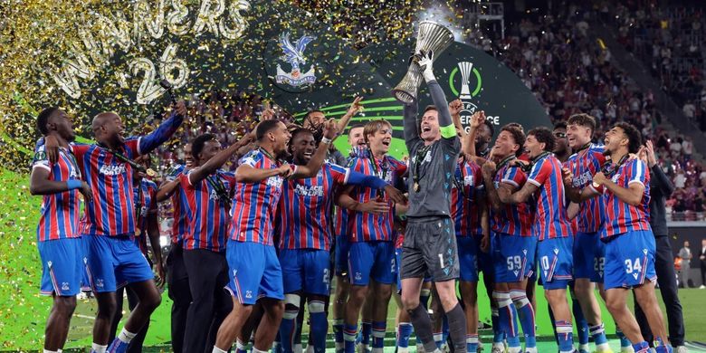 Kiper Crystal Palace, Dean Henderson, mengangkat trofi setelah memenangkan pertandingan final Conference League antara Crystal Palace FC dan Rayo Vallecano de Madrid di Leipzig, Jerman timur, pada 27 Mei 2026.