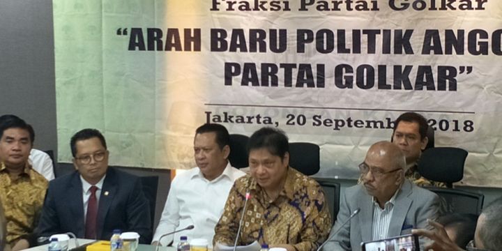 Ketua Umum Partai Golkar Airlangga Hartarto saat memberikan keterangan pers di ruang Fraksi Partai Golkar, di Kompleks Parlemen, Senayan, Jakarta, Kamis (20/9/2018).