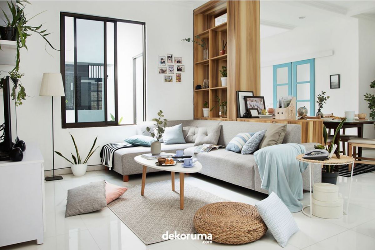 Sofa dengan bentuk L bisa menjadi solusi untuk ruang keluarga yang sempit.