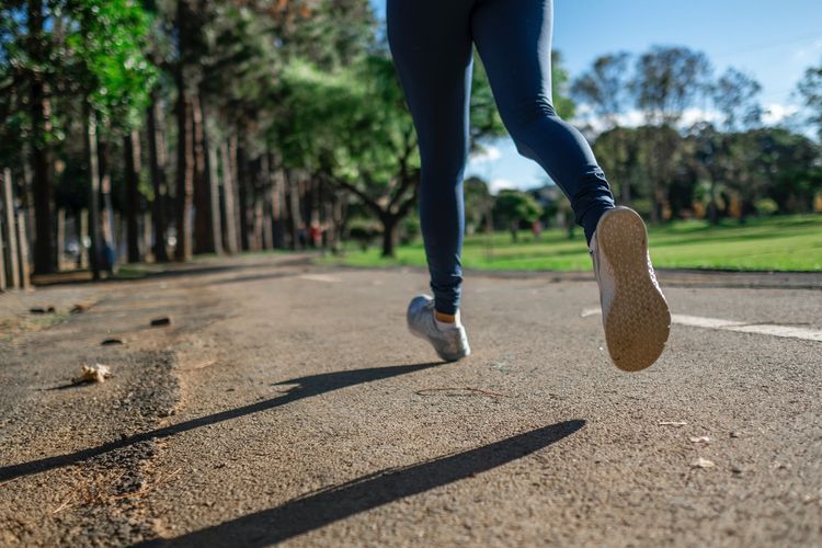 Perbedaan jogging dan lari lebih dari sekadar fisik, tetapi juga memiliki perbedaan dalam perbedaan pola pikir.

Misalnya, lari mungkin lebih berorientasi pada tujuan, sementara jogging memiliki pendekatan yang lebih santai.