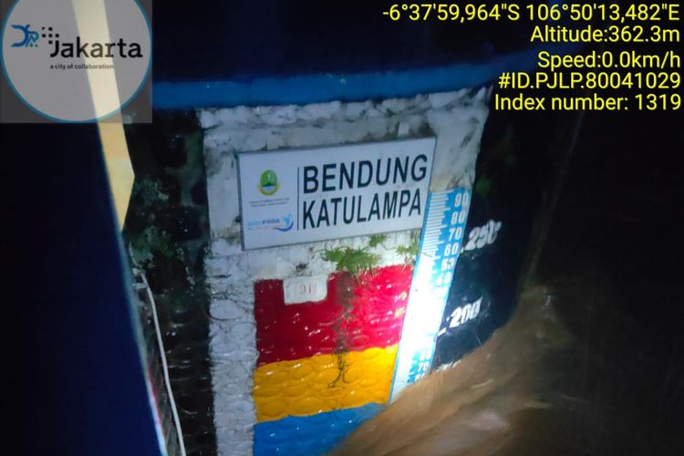 Situasi Bendung Katulampa Siaga 2 seiring dengan hujan lebat yang mengguyur wilayah Bogor, Rabu (29/11/2023) malam.