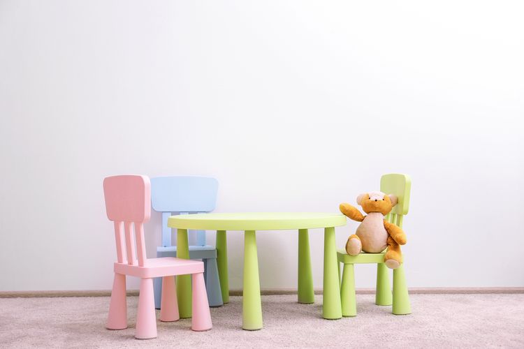 Ilustrasi furnitur plastik di kamar anak