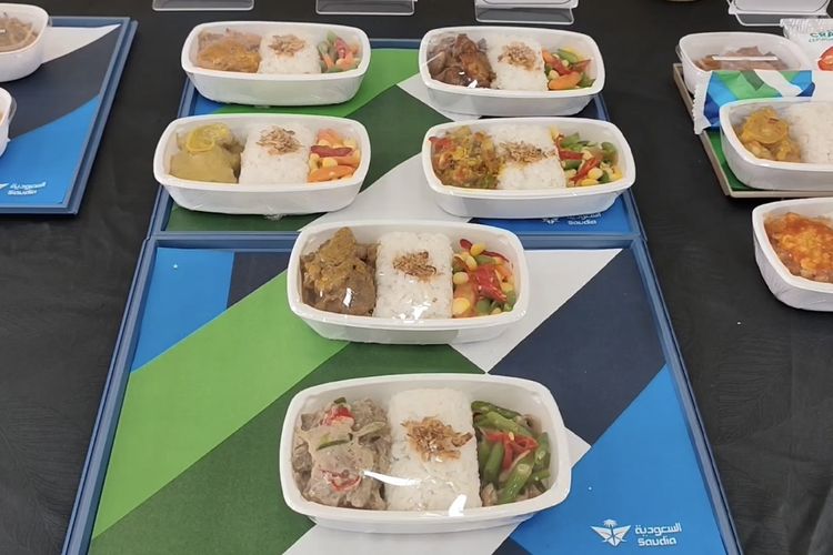 Kemenhaj Cek Ragam Menu Makanan yang Akan Disajikan Untuk Jemaah Haji Asal Jawa Barat Saat Penerbangan ke Tanah Suci