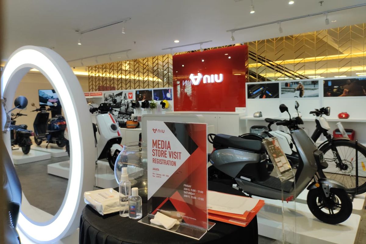 Premium store motor listrik NIU di Grand Indonesia