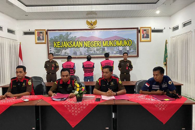 Kejaksaan Negeri, Mukomuko, Bengkulu menetapkan tiga tersangka korupsi anggaran bantuan pangan non tunai (BPNT) Kementerian Sosial (Kemensos) anggaran 2019-2021. Ketiga tersangka yakni Yaholil Mustapa, koordinator daerah atau koordinator lapangan penyuplai bahan pokok, lalu Nahdi dan Sugia selaku pendamping sosial atau Tenaga Kesejahteraan Sosial Kecamatan di Kabupaten Mukomuko, Provinsi Bengkulu.