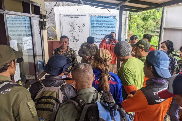 Tim relawan saat rapat persiapan pencarian Peserta Mantra Summits Challenge 2022 Asal Jakarta Yang Hilang di Gunung Arjuno.