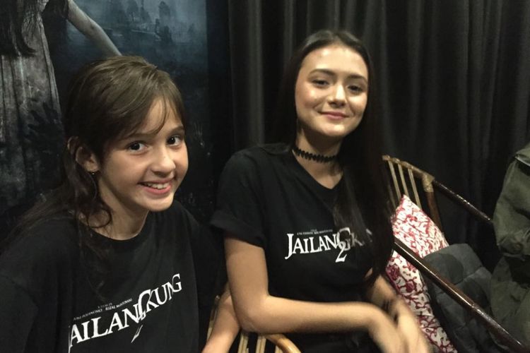 Amanda Rawles (kanan) dalam acara peluncuran poster dan teaer film Jailangkung 2 di Kinosaurus, Kemang Raya, Jakarta Selatan, Kamis (19/4/2018).