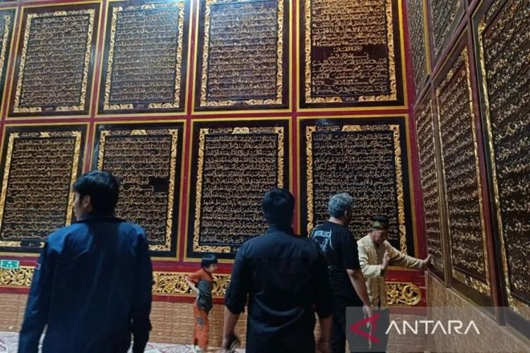 Beberapa orang pengunjung mendapat penjelasan dari pemandu wisata di Museum Bayt Al Quran Al Akbar (museum Al Quran dari ukiran kayu) di Kota Palembang, Sumatera Selatan, Sabtu (22-11-2025). 