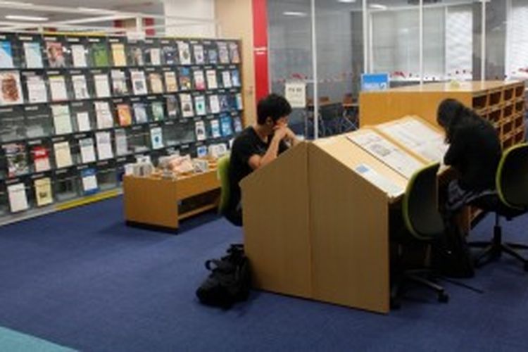 Suasana belajar di pepustakaan Ritsumeikan APU, Beppu, Jepang.