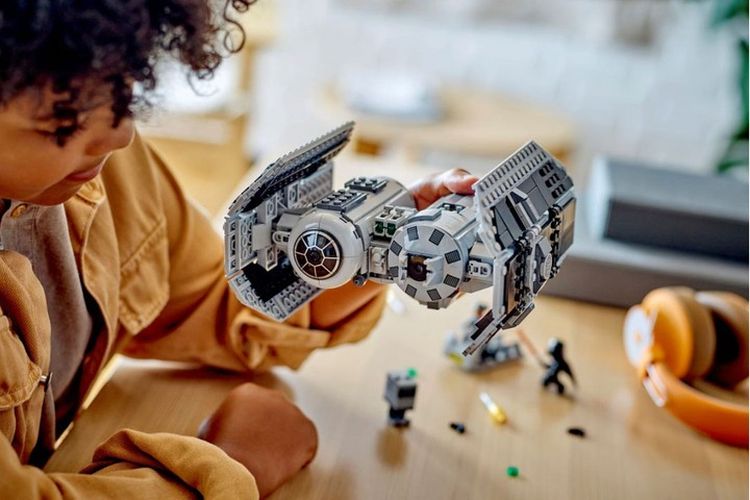 LEGO merilis set replika pesawat tempur TIE Bomber dalam Star Wars