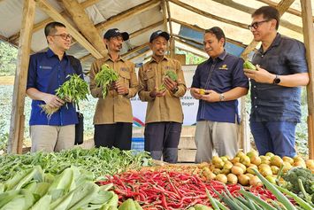 YDBA dan PIP Serahkan Sertifikasi GAP kepada Petani Binaan di Bogor