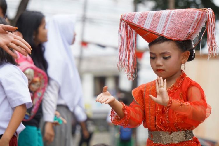 Salah seorang penari yang tampil dalam Siantarman Arts Festival 2017 di Aula Universitas HKBP Nommensen, Pematangsiantar, Sabtu (5/8/2017). 