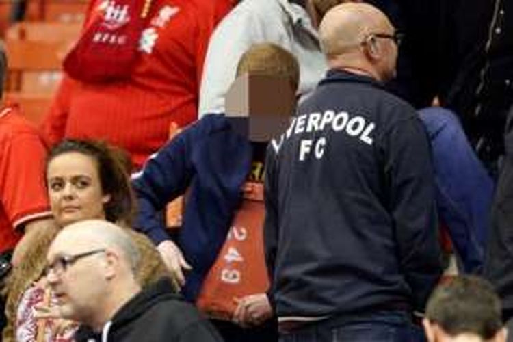 Seorang pendukung Liverpool mencuri bangku di ribune utama Stadion Anfiled sebagai kenang-kenangan. Tribuen utama akan dirombak total usai Liverpool melakoni laga kandang terakhir melawan Chelsea, Rabu (11/5/2016) atau Kamis dini hari WIB. 
