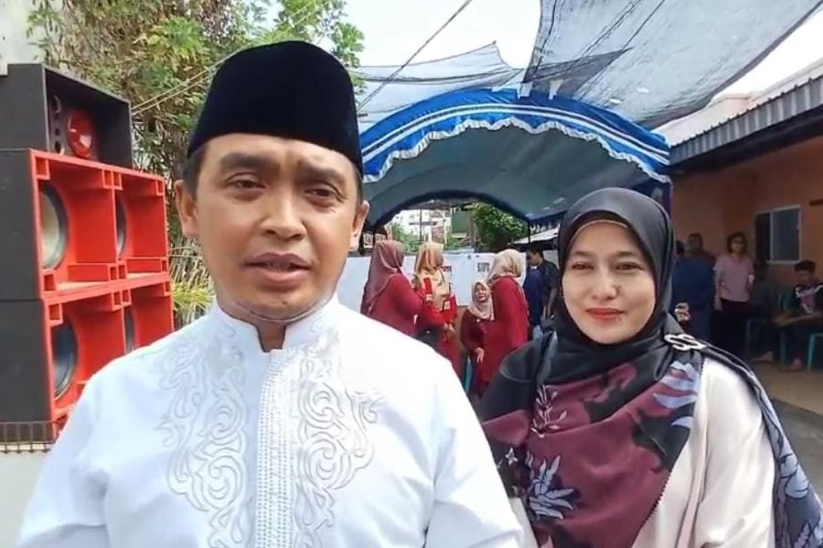 Calon Walikota Pasuruan Adi Wibowo bersama istrinya usai mencoblos di TPS 7 Kelurahan Karanganyar Panggungrejo Kota Pasuruan 