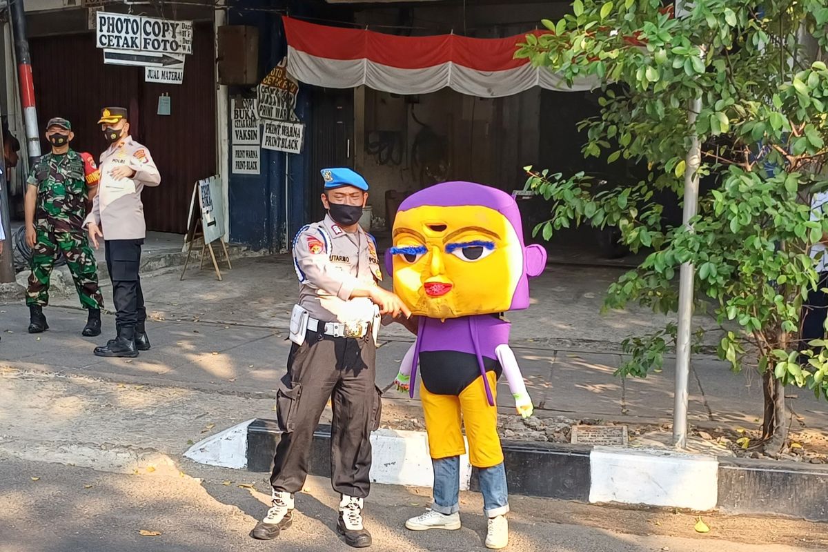 Polsek Mampang Prapatan gandeng Badut Mampang untuk imbau pemotor yang lawan arus di TL Ende 31 atau perempatan lampu merah Mampang Prapatan, Jakarta Selatan, Rabu (30/8/2023).