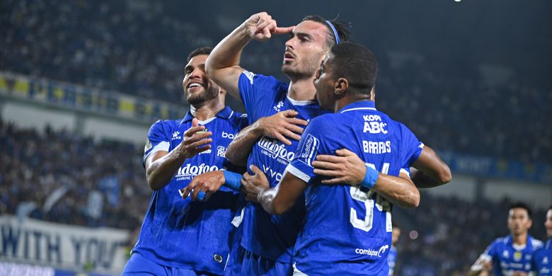 Penyerang tengah Persib Bandung, Andrew Jung, saat merayakan gol bersama rekan-rekannya ke gawang PSM Makassar di Stadion Gelora Bandung Lautan Api (GBLA), Bandung, Sabtu (27/12/2025).