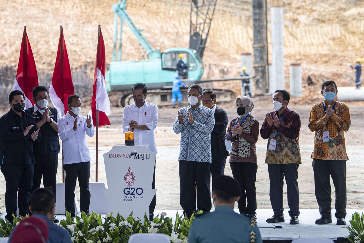 Presiden Joko Widodo (keempat kiri) menekan tombol didampingi Menteri Investasi/Kepala Badan Koordinasi Penanaman Modal Bahlil Lahadalia (ketiga kiri), Menteri Energi dan Sumber Daya Mineral (ESDM) Arifin Tasrif (kelima kanan), Menteri BUMN Erick Thohir (kiri), Sekretaris Kabinet Pramono Anung (keempat kanan), Direktur Utama PT Bukit Asam Tbk Arsal Ismail (kedua kanan), Direktur Utama PT Pertamina (Persero) Nicke Widyawati (ketiga kiri) dan Gubernur Sumatera Selatan Herman Deru (kedua kiri) saat groundbreaking proyek hilirisasi batu bara menjadi dimetil eter (DME) di Kawasan Industri Tanjung Enim, Tanjung Lalang, Tanjung Agung, Muara Enim, Sumatera Selatan, Senin (24/1/2022). Proyek hilirisasi batu bara menjadi DME diperikirakan akan mendatangkan investasi asing dari Air Products and Chemicals Inc (APCI) sebesar 2,1 miliar dolar AS dengan utilisasi 6 juta ton batu bara per tahun dan menghasilkan 1,4 juta DME per tahun.