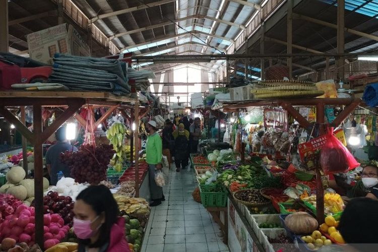 Suasana Pasar Gembrong sektor los pangan yang tetap buka tanpa menaati aturan ganjil genap kios yang dikeluarkan oleh Perumda Pasar Jaya, Kamis (18/6/2020). 
