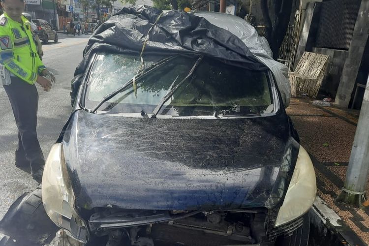 Mobil Suzuki Ertiga menabrak tugu Trikora di Jalan Diponegoro, kota Ambon, Maluku, Minggu (9/10/2022)