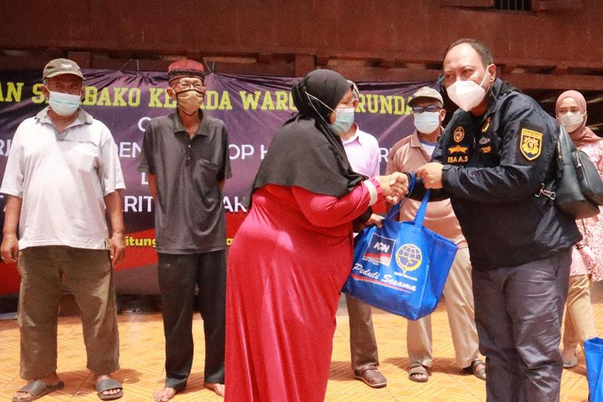 Acara pendistribusian 1.000 paket sembako dari PT Karya Cipta Nusantara (KCN) kepada warga RW 07, Marunda, Cilincing, Jakarta Utara, Minggu (6/3/2022).
