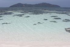 Bukan Maladewa, Pulau Pasir Putih Ini Ada di Bunaken