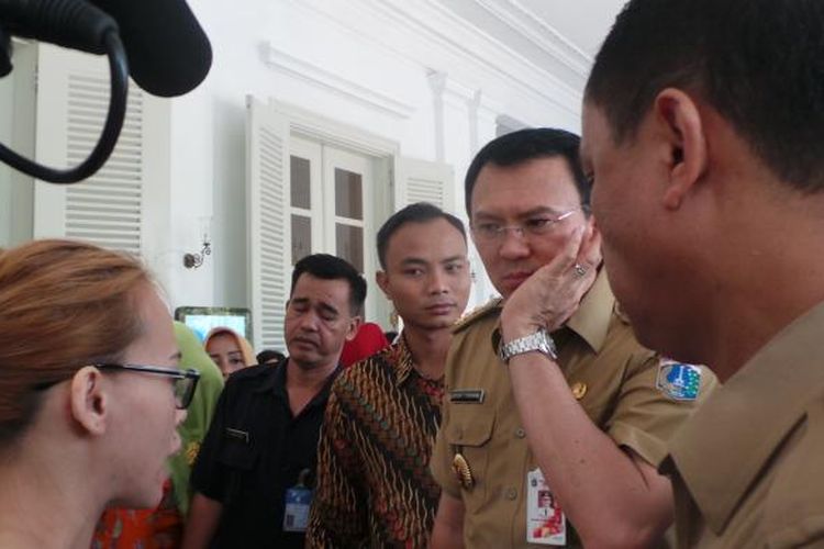 Gubernur DKI Jakarta Basuki Tjahaja Purnama atau Ahok saat masuk kerja di hari pertama setelah aktif menjabat, di Balai Kota DKI Jakarta, Senin (13/2/2017).